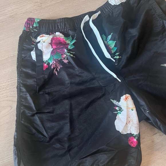 Floral Black Swim Shorts Size Large - Picture 5 of 11